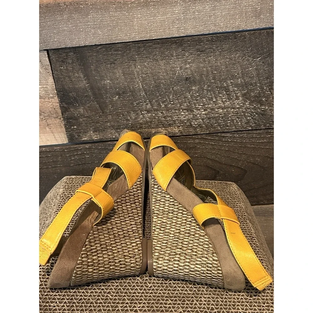 Aerology Girl Plush Yellow Wedge Sandals NEW‎ Size 8.5